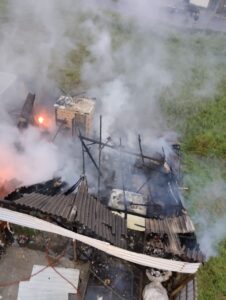 Incêndio destroi depósito de reciclagem em Itapema