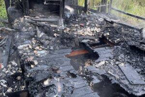 Incêndio devasta casa de madeira e deixa apenas escombros