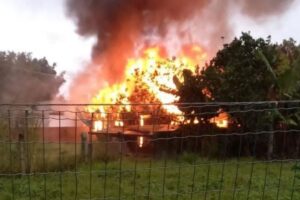 Incêndio em casa de madeira mobiliza bombeiros em Pescaria Brava