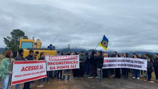 Manifestação na Ponte que liga Praia Grande a São João do Sul