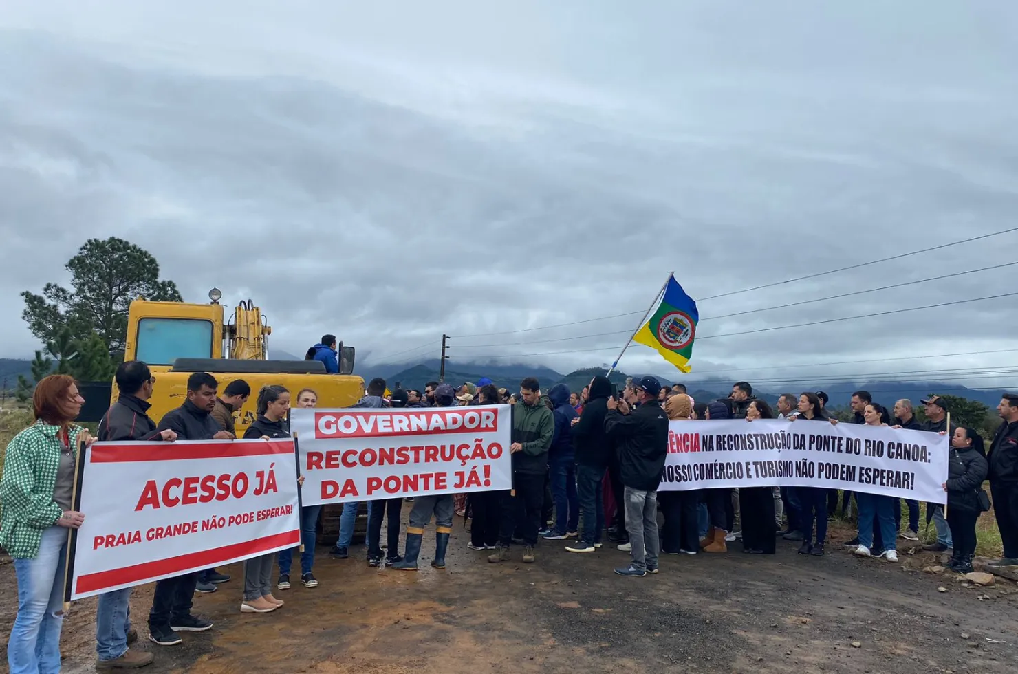 Manifestação na Ponte que liga Praia Grande a São João do Sul