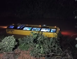 Ônibus com alunos tomba no Médio Vale do Itajaí