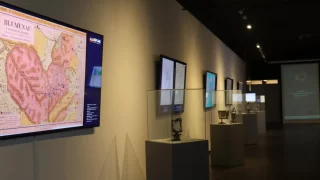 Cartografia exibida em exposição no MIS