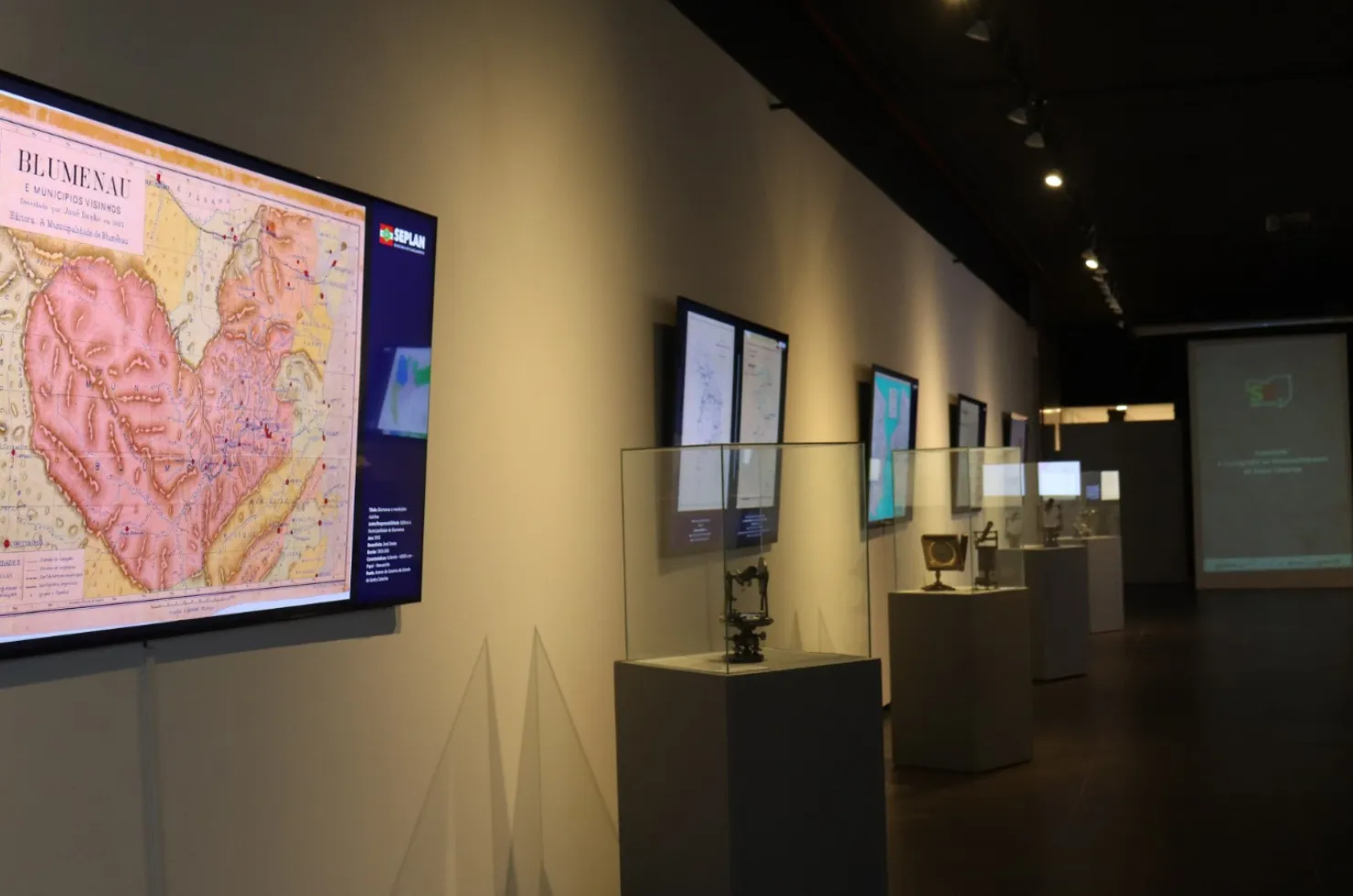 Cartografia exibida em exposição no MIS