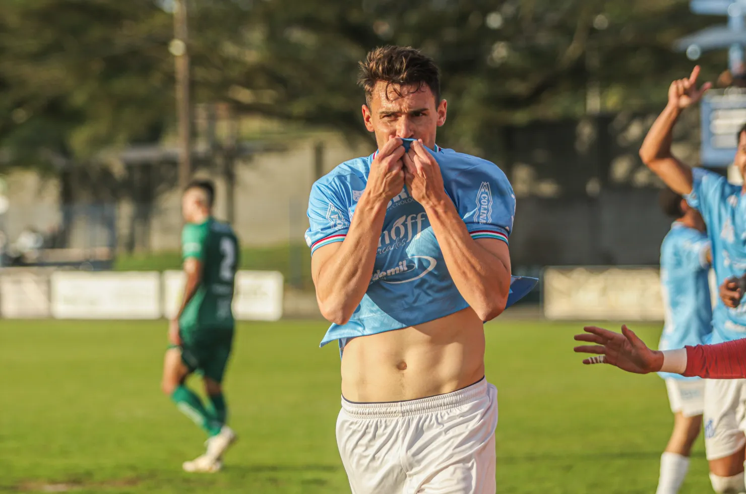 Rafael Fávero comemorando gol decisivo para o Caravaggio