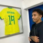 Camisa autografada por Raphinha exposta no Estádio da Ressacada