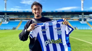 Raphinha com a camisa do Avaí no Gramado da Ressacada