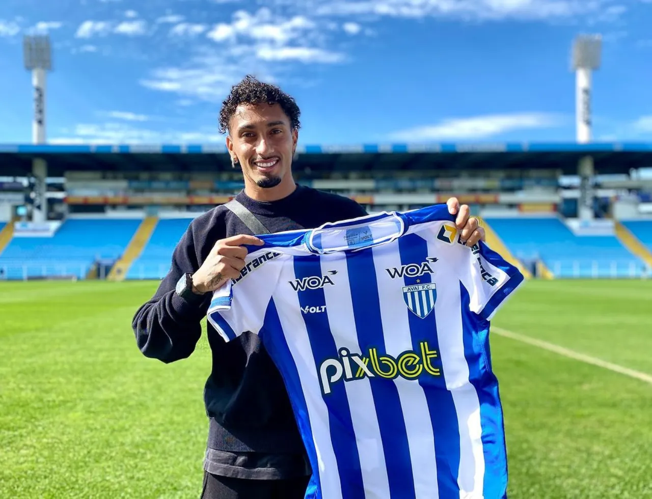 Raphinha com a camisa do Avaí no Gramado da Ressacada