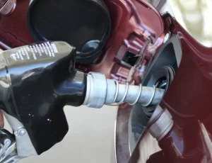 Gasolina sobe e média chega a R$ 5,90 em SC; confira os preços dos combustíveis