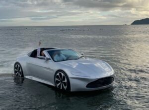 VÍDEO: O carro que anda sobre a água rouba a cena no Salão Marina Itajaí Boat Show