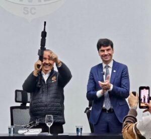 Governador posa com fuzil; Delegado manda recado para criminosos