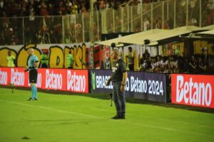 Tencati volta a criticar a arbitragem: ‘tem que descer pra C antes de apitar Série A’