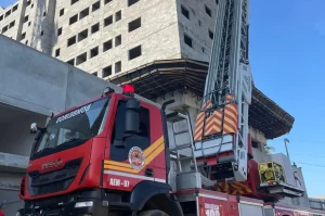 Trabalhador toma choque elétrico durante construção em Criciúma