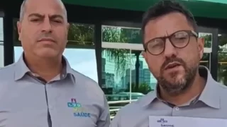 Presidente Cleber Ricardo da Silva Cândido falando sobre a greve dos trabalhadores na frente do Hospital Unimed