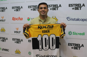 Éder comemora a marca de 100 jogos com a camisa carvoeira