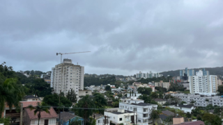 Semana começa com frio e chuva, mas tempo deve melhorar em Criciúma