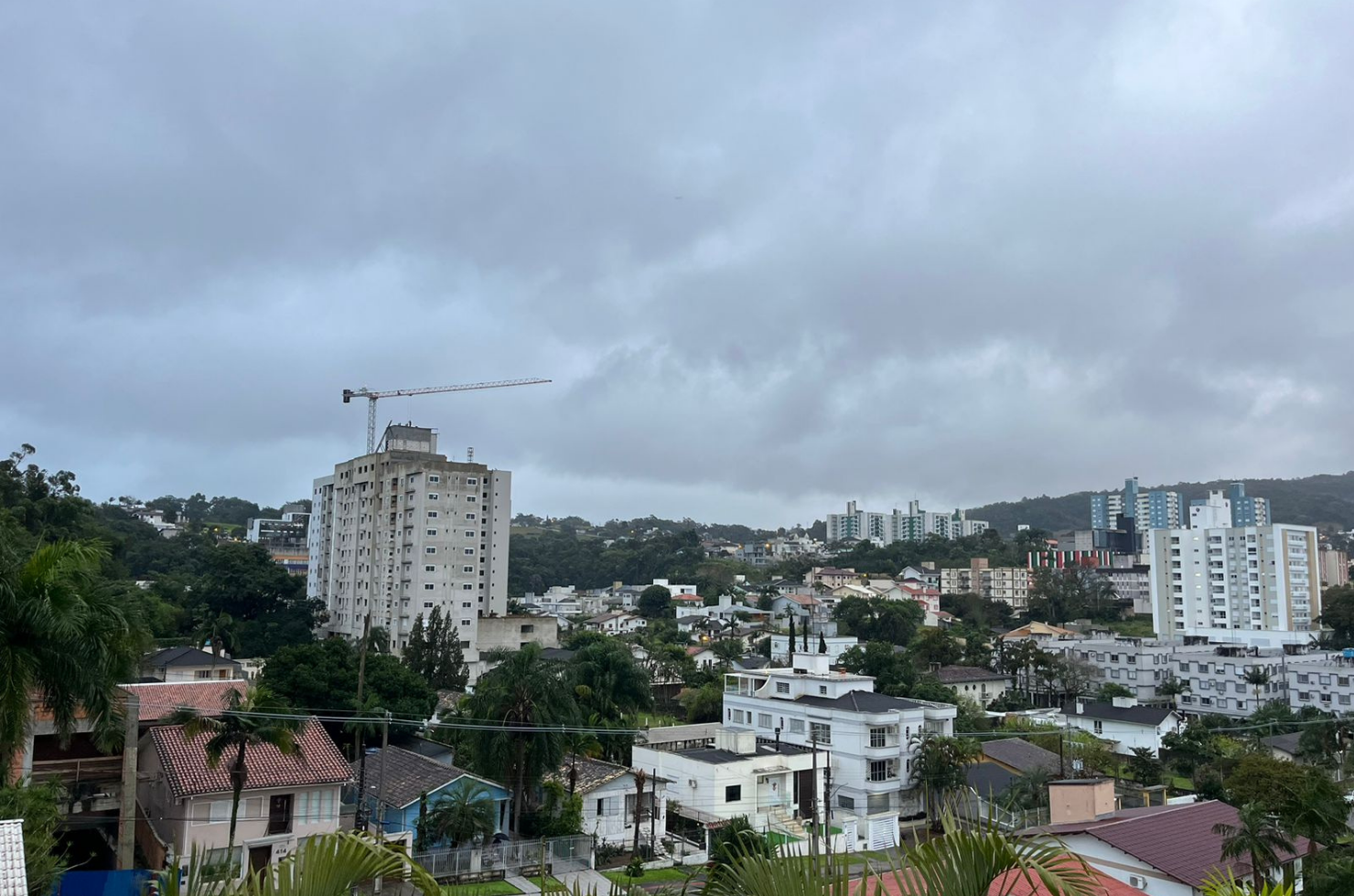 Semana começa com frio e chuva, mas tempo deve melhorar em Criciúma