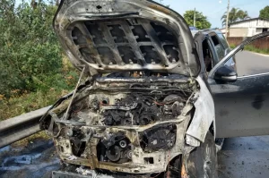 [VÍDEO] Carro roubado é encontrado pegando fogo em Criciúma