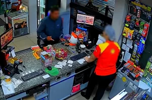 [VÍDEO] Homem que assaltou conveniência é preso em Criciúma