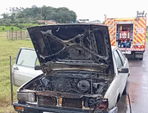 Veículo pega fogo em Sombrio