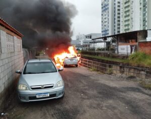 Veículo pega fogo na área central de Criciúma