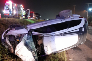 Veículo sai da pista e capota na BR-101