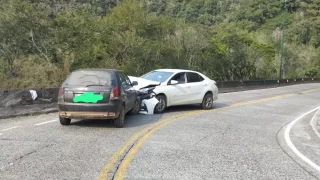 Veículos que colidiram na Serra do Rio do Rastro