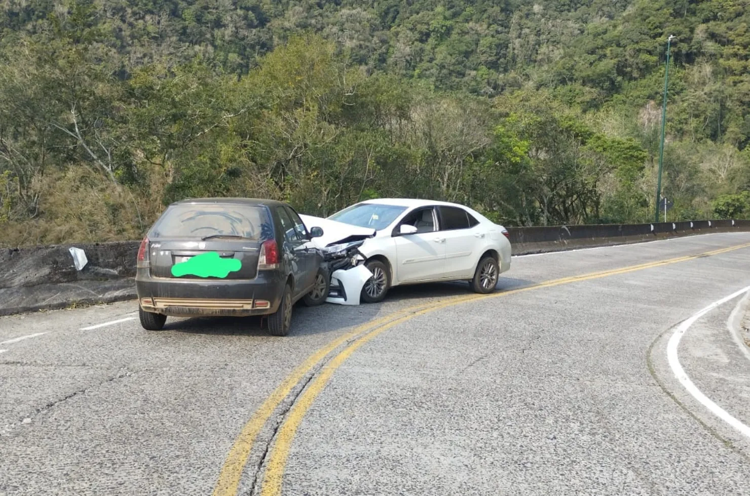 Veículos que colidiram na Serra do Rio do Rastro