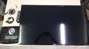 Homem tenta fugir de bicicleta com televisor furtado, mas acaba preso em flagrante em Criciúma