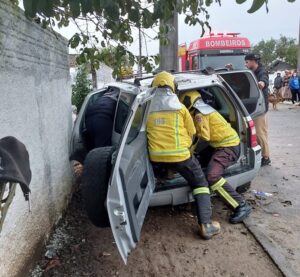 Condutor fica preso nas ferragens após acidente de trânsito em Criciúma