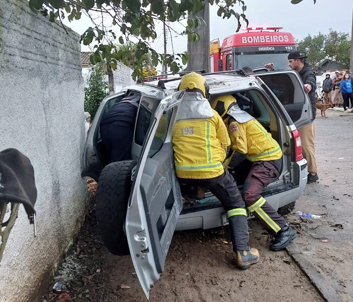 Condutor fica preso nas ferragens após acidente de trânsito em Criciúma