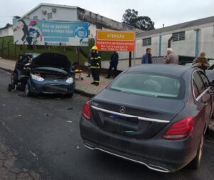 Idoso fica ferido após colisão entre automóveis em Criciúma