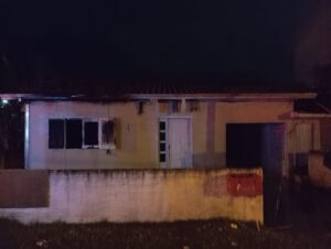 Incêndio em residência é contido pelos bombeiros em Sombrio