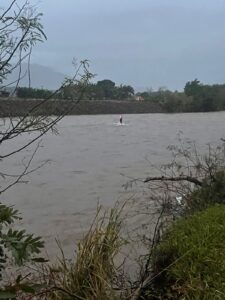 Carro com três ocupantes cai no rio, em Praia Grande