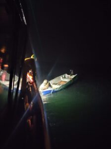 Bombeiros resgatam homem à deriva no mar em Florianópolis