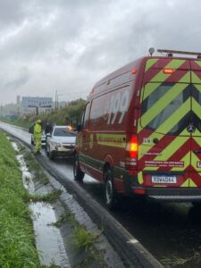Pneu de veículo estoura e jovem perde o controle do automóvel na BR-101