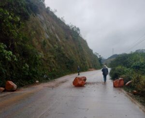 Pedras deslizam e atingem veículos na SC-390 em Orleans