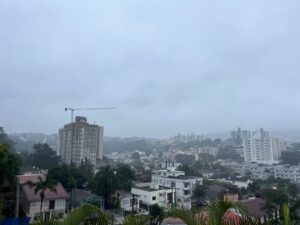 Semana começa fria e chuvosa, mas sol já tem data para aparecer em Criciúma