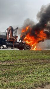 Caminhão pega fogo na BR-101, em Maracajá