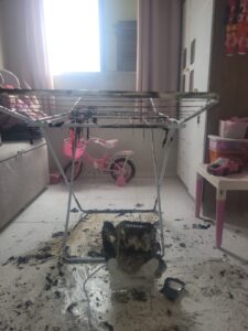 Aquecedor elétrico pega fogo junto com roupas dentro de quarto