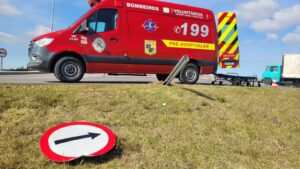 Homem perde controle de moto e cai de ribanceira em Sangão