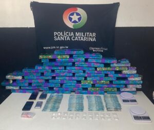 Homem é preso com drogas, aparelhos celulares e balanças de precisão em Itajaí