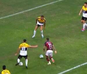 Ex-árbitro comenta polêmico pênalti a favor do Flamengo: ‘bem marcado’