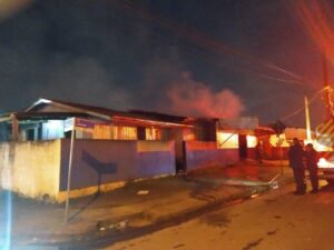 Incêndio provoca estragos em mercado, padaria e residência em Criciúma