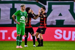 Chapecoense marca no último minuto e empata na Arena Condá