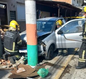 Colisão de veículo em poste deixa dois feridos em Camboriú