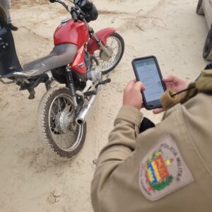 [VÍDEO] Motocicletas com diversas irregularidades são abandonadas em praia de Laguna