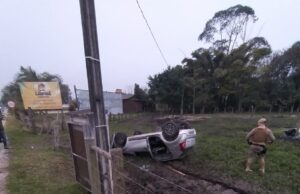 Capotamento de automóvel em Araranguá deixa casal preso nas ferragens
