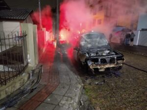 Mulher é agredida por homem e automóvel do agressor é destruído por incêndio em Criciúma