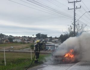 Automóvel é destruído por incêndio em Içara